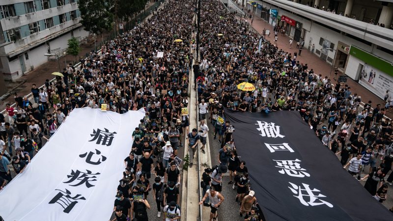 2019年，香港市民上街游行，要求港府撤回修订《逃犯条例》。