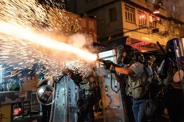 警方发射催泪弹驱赶“反送中”示威群众。