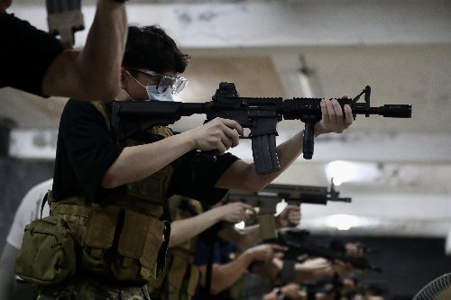 台湾民众在新北市上射击课程。（法新社）