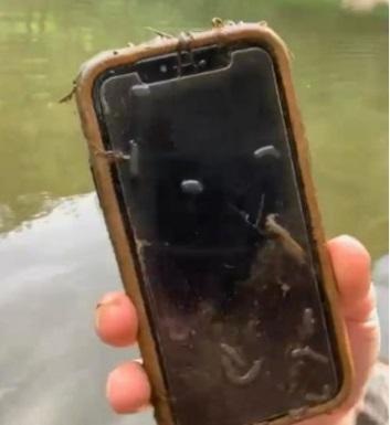坠入河水中的 iPhone，泡水10个月后打捞上岸。
