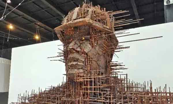 黄建亿用了3个月去制作钢筋工人雕塑。