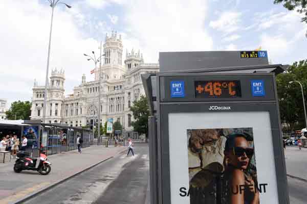 西班牙一处巴士站近日显示气温达摄氏46度。（新华社）