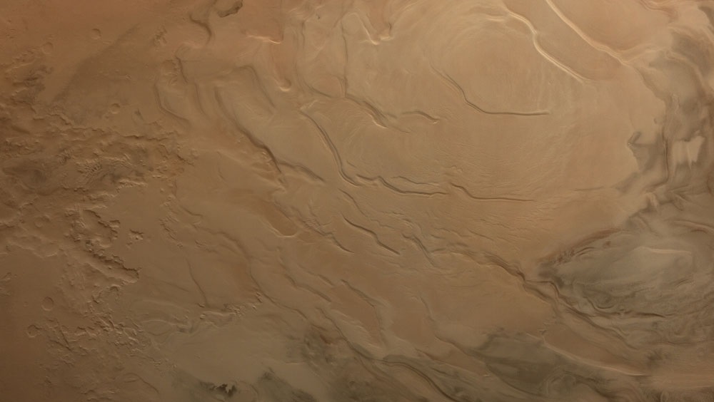 环绕器中分相机拍摄南极冰盖影像，图像展示了火星南亟亟冠，研究认为火星两极长期和永久性的极冠主要由干冰（固态二氧化碳）和水冰构成。