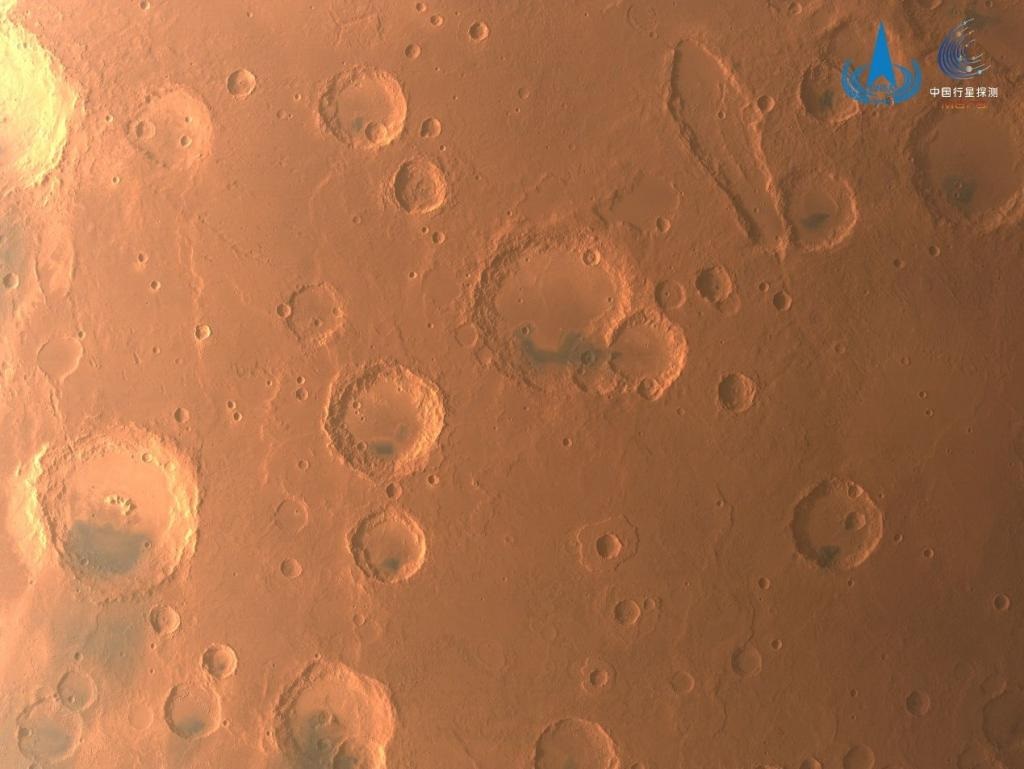 环绕器中分相机拍摄阿拉伯高地撞击坑影像，图像展示了该地区分布的数十个撞击坑的地貌特征。
