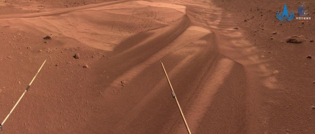 祝融号拍摄巡视区影像，图像为火星车进入冬季休眠状态前拍摄，展示了巡视区域一处沙丘地貌的局部特征。