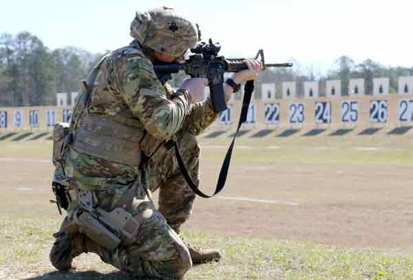 　美国陆军进行步枪射击考核时的画面。（档案照）
