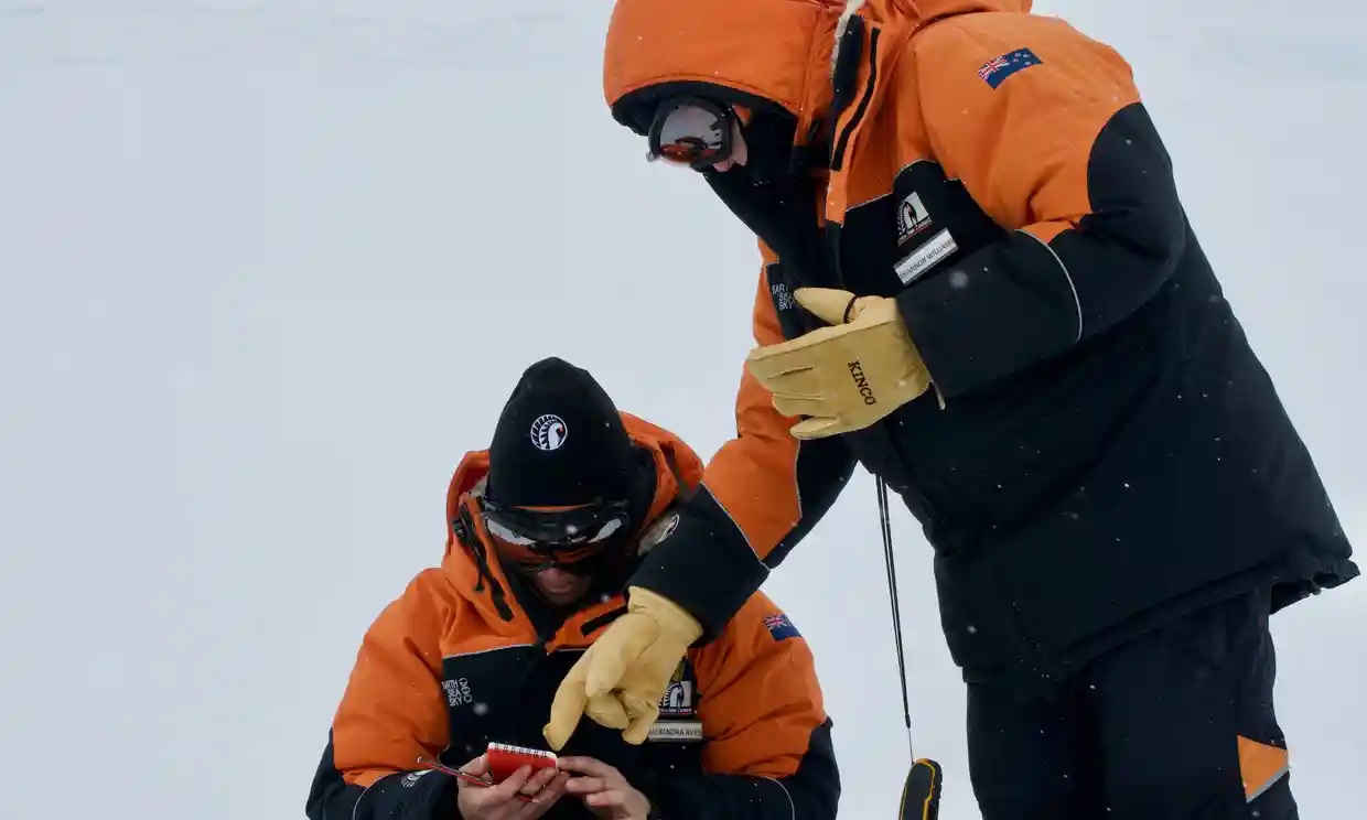 坎特伯雷大学的研究人员于 2019 年在南极洲工作。