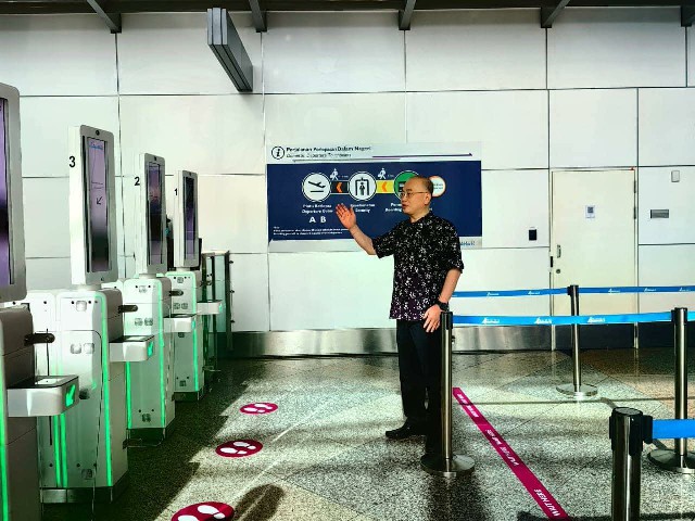魏家祥在使用大马机场最新的生物识别登机程序。