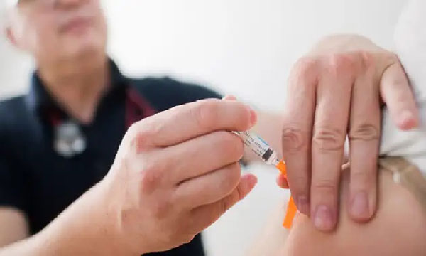 英国卫生安全局鼓励父母为小孩接种小儿麻痹症疫苗。
