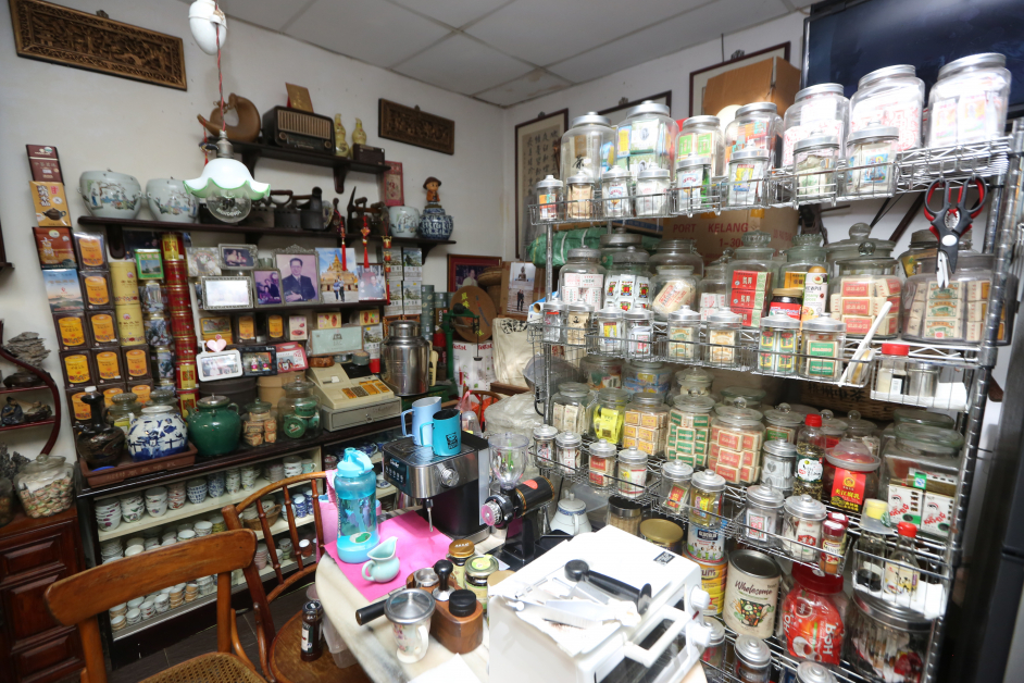 除了茶壶，各类茶叶也是邱庆瑞珍藏品。