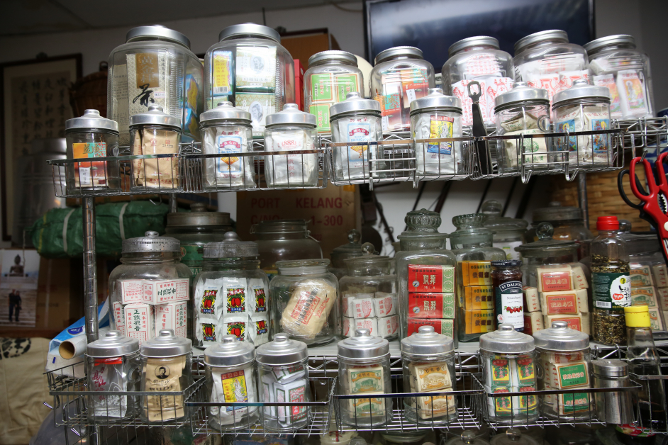 各类茶叶，大大小小的茶叶，整齐的收藏在橱柜。