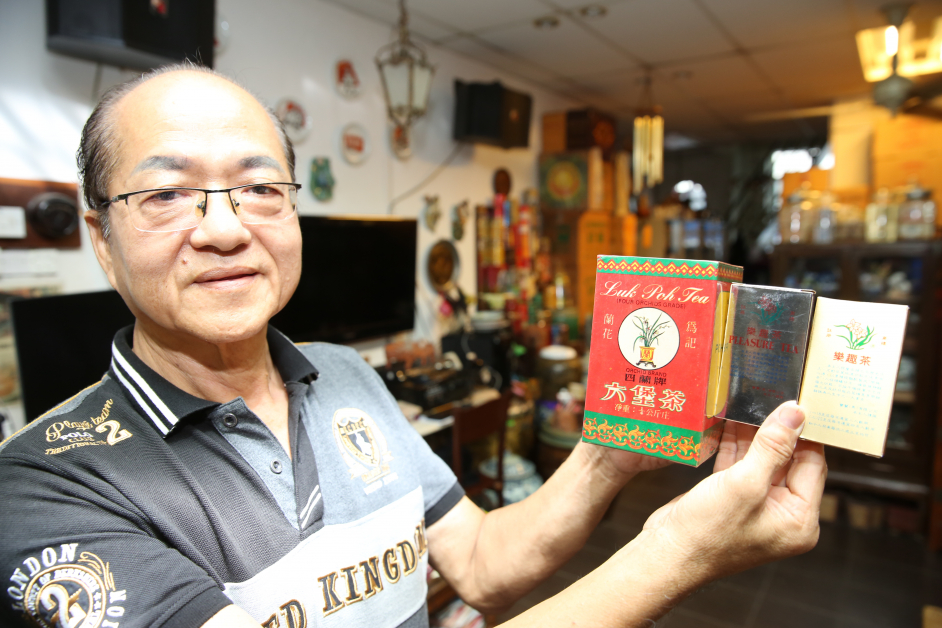 邱庆瑞手持的香港陈春兰的六堡茶及乐趣茶，是他较常饮的茶叶。