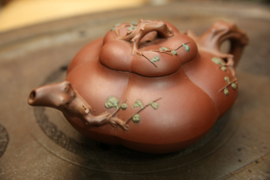 设计独特的五合扁梅壶，是邱庆瑞珍藏之一。
