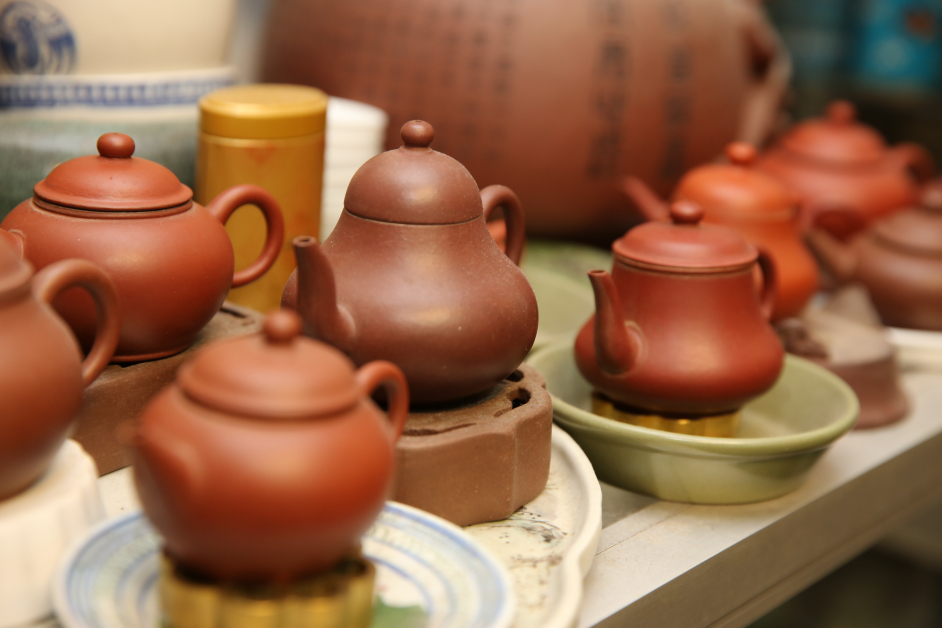冲泡功夫茶的紫砂茶壶，形状设计独特。
