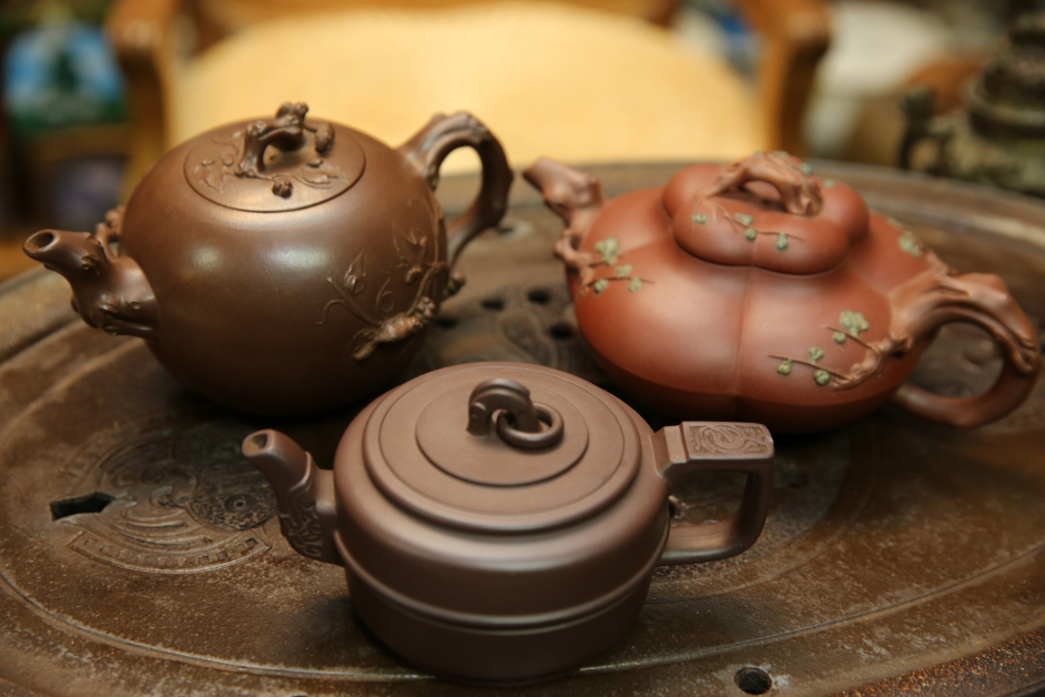 松鼠葡萄壶（左上）、集玉壶（左下）及玉合扁梅壶是文革时代的茶壶精品。