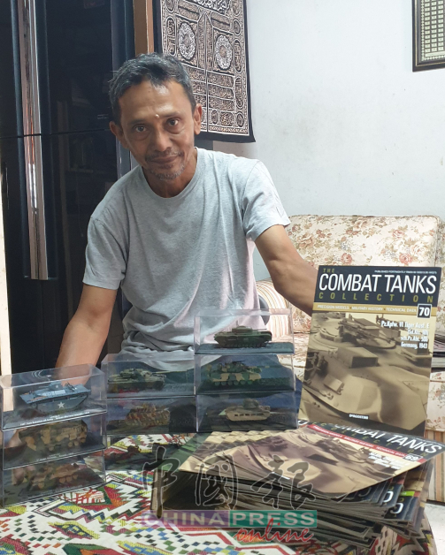 达苏基展示所收藏的坦克模式及说明书。