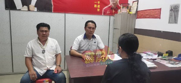 吴玉婷（背向镜头者）向李诚业（左2）投诉，左为服务中心成员马建兴。