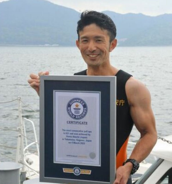 日本“海猿”（潜水员）安达健太，连续做了651次的引体向上，而创造新的健力士世界纪录项目。