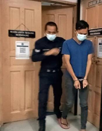 被告依努阿兹因(右)被押上法庭面控。 (取自网络)