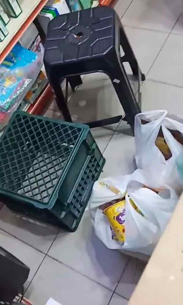 market,shop assistant,poor attitude