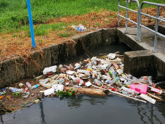 市民受促停止乱丢垃圾，否则水灾问题将没完没了。