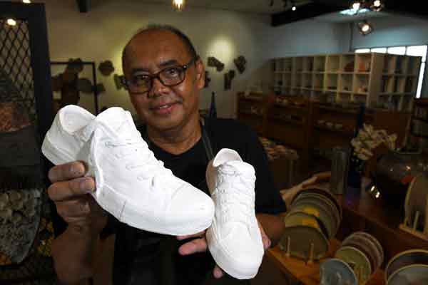 三苏莫哈末用了6个时间进行研究，及7个月时间制成白色校鞋。
