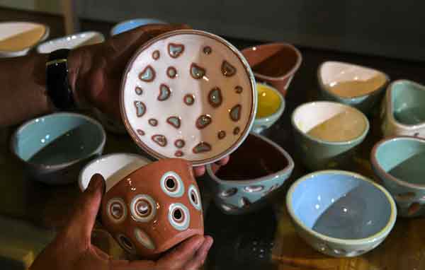 由三苏莫哈末制成的碗碟，手工细致。