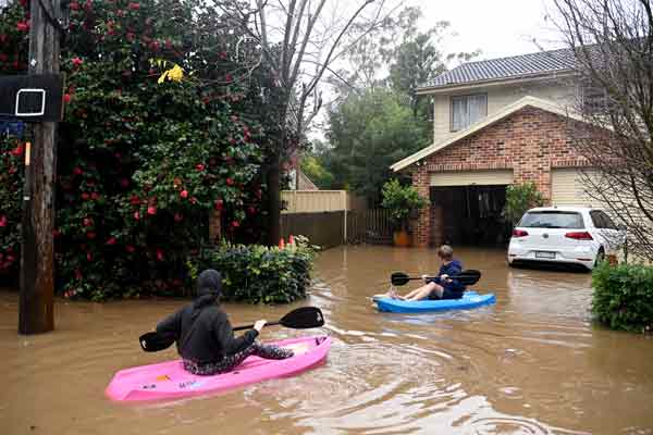 悉尼北部豪雨成灾，民众划舟出行。（欧新社）