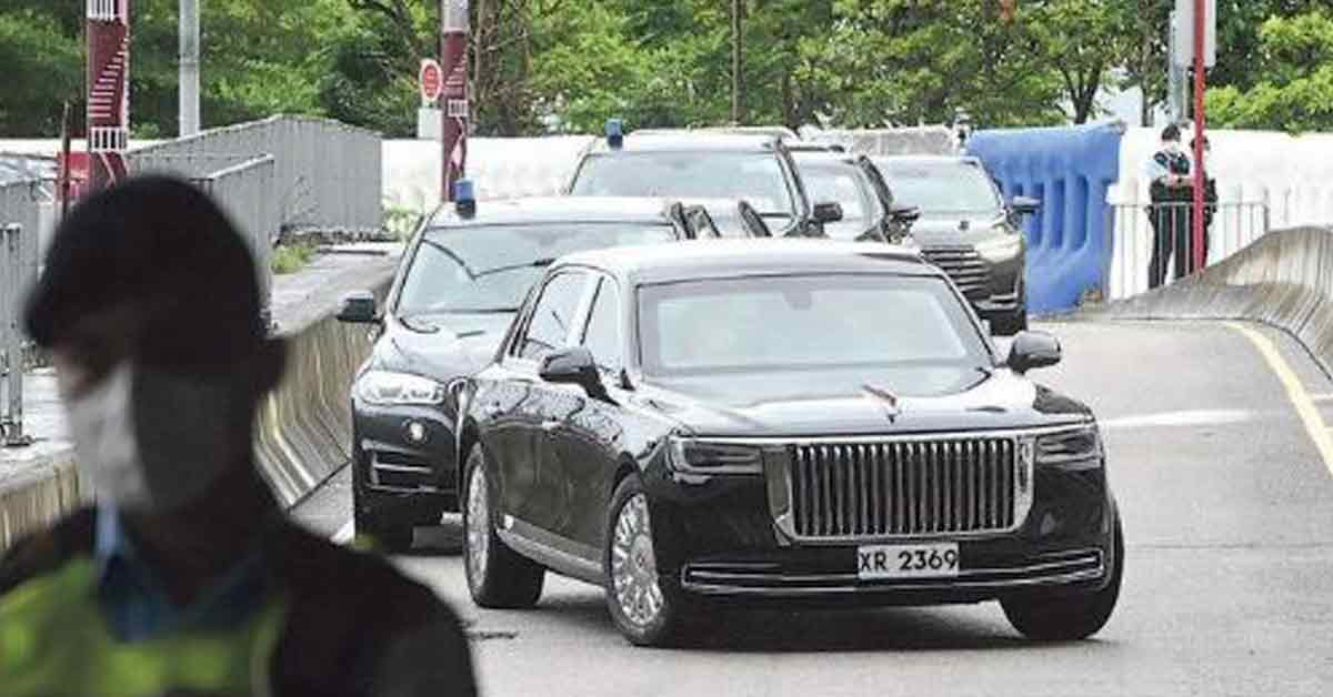 有别于5年前访港时乘坐特区政府安排的宝马房车，这次国家主席习近平与夫人改乘配以香港车牌的国产“红旗”轿车。