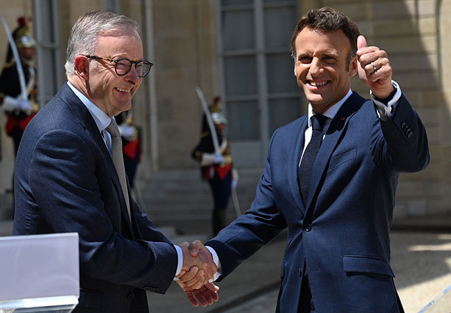澳洲总理阿尔巴内塞与法国总统马克龙热情握手。（法新社）
