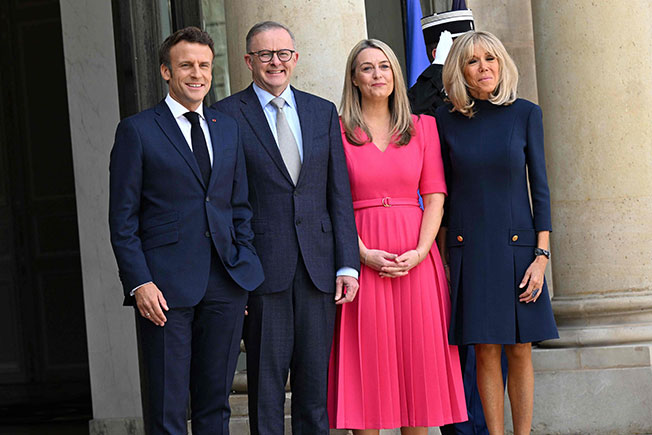 （左起）法国总统马克龙、澳洲总理阿尔巴内塞和伴侣海顿、法国第一夫人布丽吉特在总统府爱丽舍宫合照。（法新社）
