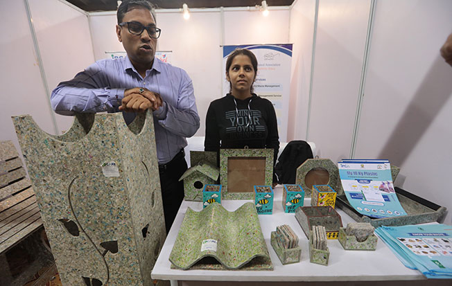 德里政府1日主办塑料替代品展览会，展示替代材料或循环塑废料制成的产品。（欧新社）