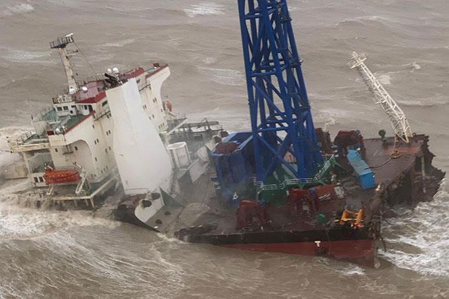 一艘船在香港遇台风断成两半。