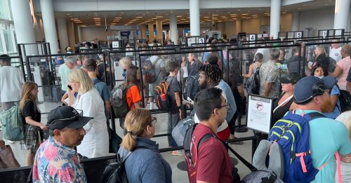 美航空人手短缺 机场混乱 独立日周末600航班取消