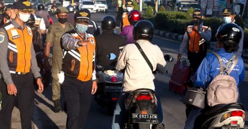 ◤全球大流行◢ 印尼收紧防疫措施 民众户外要戴口罩