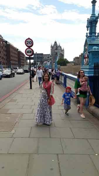 邬珞哈敦受邀参与雇主女儿在英国的婚礼；图为她在英国伦敦大桥拍下的照片。