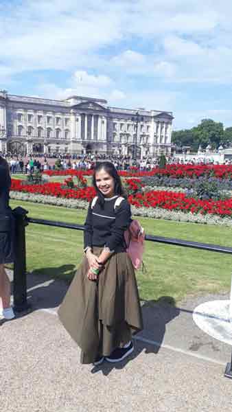 邬珞哈敦与雇主同游英国伦敦时，曾参访英女王的主要寝宫白金汉宫。