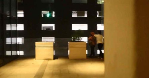 恶搞搞出祸！扯女子头巾 YouTuber被控