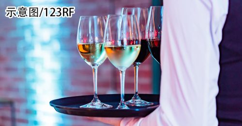 “不点酒就走” 要挟消费 女子怒轰网红酒吧太恶劣