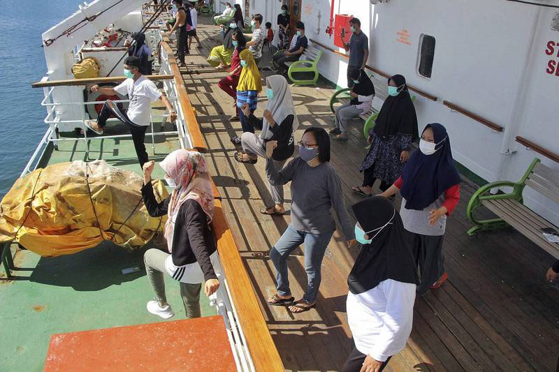 乘坐渡轮是印尼民众出行的主要交通方式之一，船只倾覆事故也时有发生。（档案照）