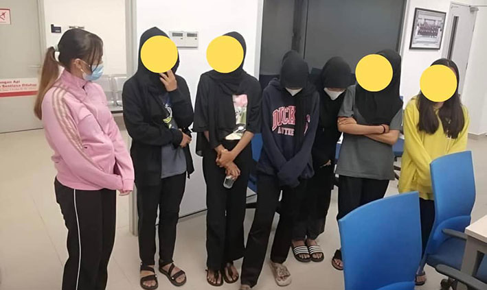 警方介入调查后，逮捕6名同校女生和一名离校女生。