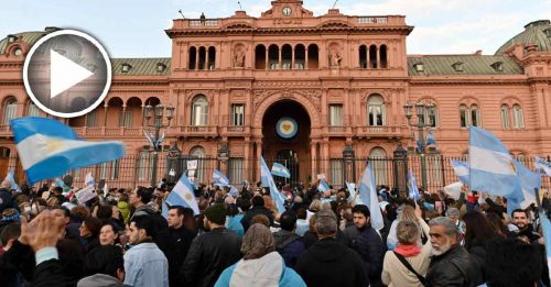 阿根廷民众抗议通胀 组反政府游行 总统府门前喊口号