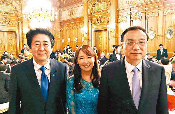 陈美龄（中）和安倍晋三（左）以及中国国务院总理李克强合照。