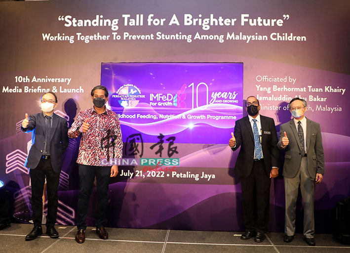 凯里（左2）感谢马来西亚儿科协会推动马来西亚儿童喂养、营养及成长计划，为孩童营养不良、发育不良做出贡献；左起为李纬夏、西瓦古马和祖基菲依斯迈。