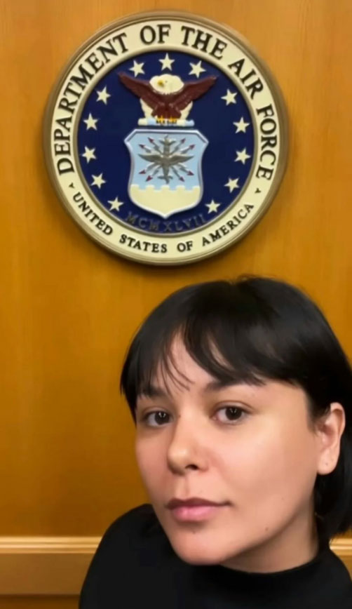 莎拉贴出自己在美国空军部队的自拍照。