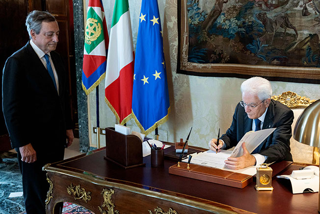 意大利总统马塔雷拉（右），21日在求去的总理德拉吉（左）面前签署解散国会法令。（法新社）