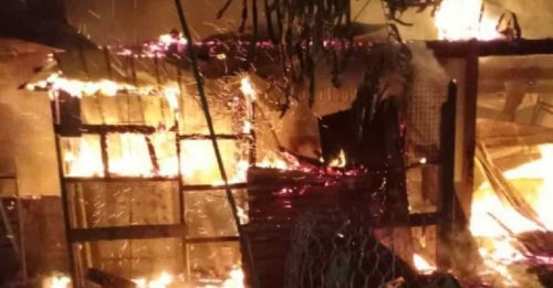 木屋突遭火魔吞噬 老夫妇无家可归