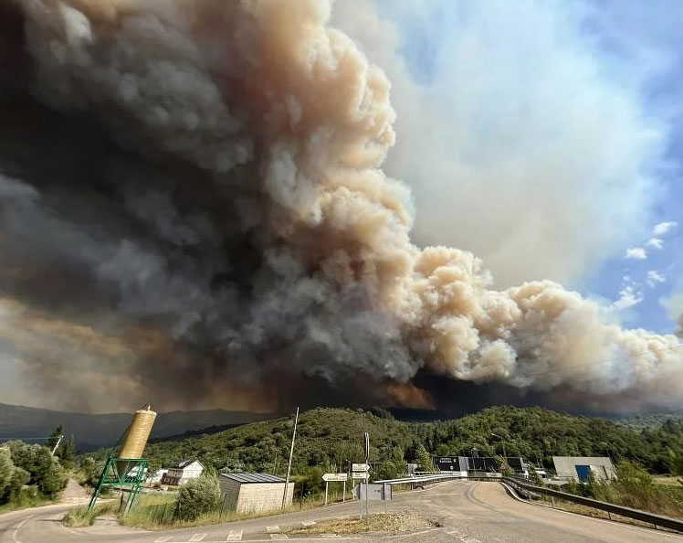 7月20日，西班牙西北部加利西亚林火的浓烟铺天盖地，情况骇人（新华社）