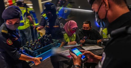 网红继打人被警方查 酒吧再被揭无牌卖酒 【内附音频】