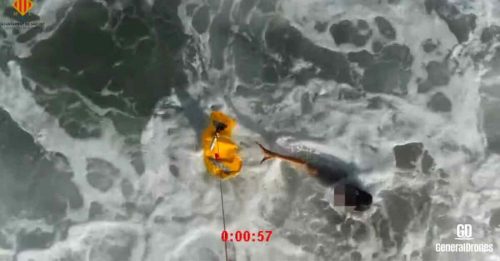 西班牙少年海上载浮载沉  无人机投救生衣解救